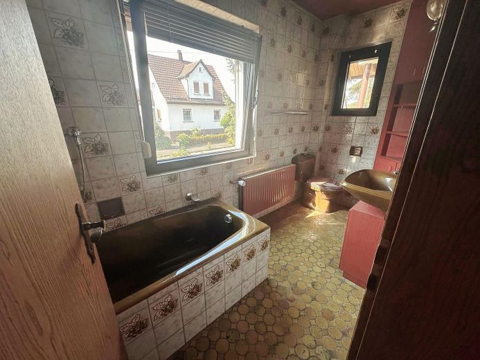 Wohnensemble aus zwei verbundenen Hausteilen – 244 m² Wohnfläche, Wintergarten & Sauna – Bad Vorderhaus Erdgeschoss