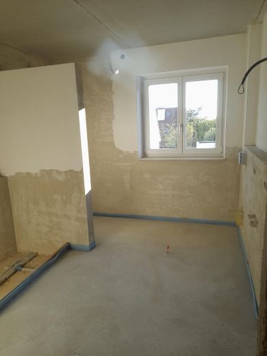 Moderne DHH im LK Dachau: Barrierefrei, Wärmepumpe, Garten & Home-Office-Büro – Bad mit Badewanne u. Dusche