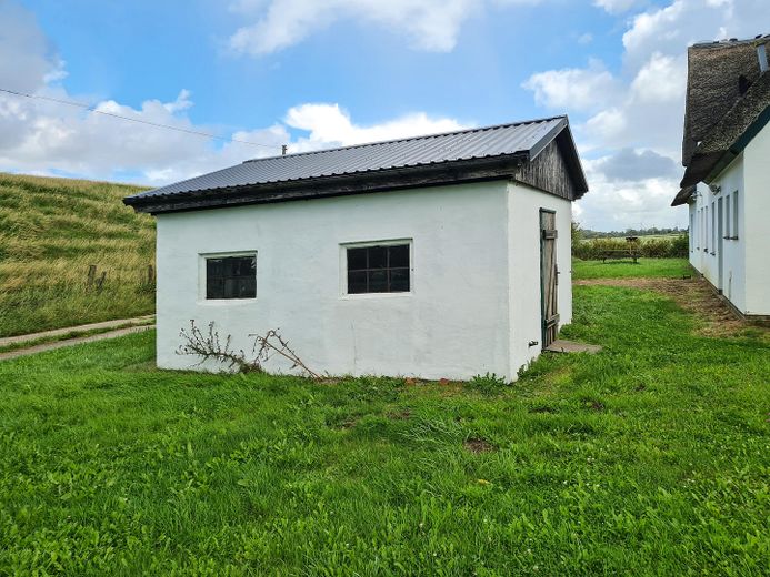 Casa di campagna con tetto di paglia in posizione assolutamente isolata – Schuppen
