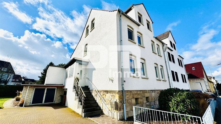 (R)eserviert!Ein- bis Zweifamilienhaus mit 2 Terrassen und Garage – Front / Seitenansicht