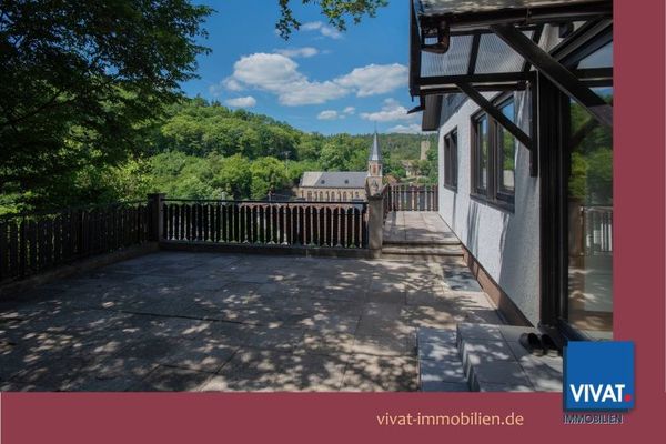 TOP-uitzichtlocatie: groot vrijstaand huis met optie voor een zelfstandige woonunit, dubbele garage & enorm terras. Zonder koperscourtage.