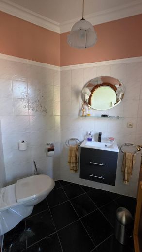 Provisionsfreies, schönes Haus mit Hauptwohnung + 2 Einliegerwohnungen. Mit schönem Garten – Gäste WC 1