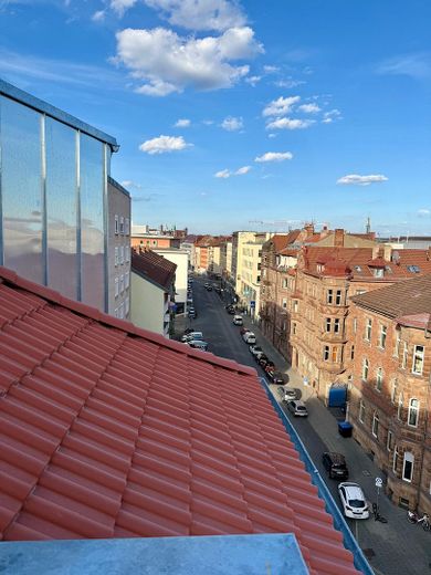 Standard nowego budownictwa! Jasne 3,5-pokojowe mieszkanie na poddaszu z balkonem, klimatyzacją i widokiem na zamek. – Ausblick