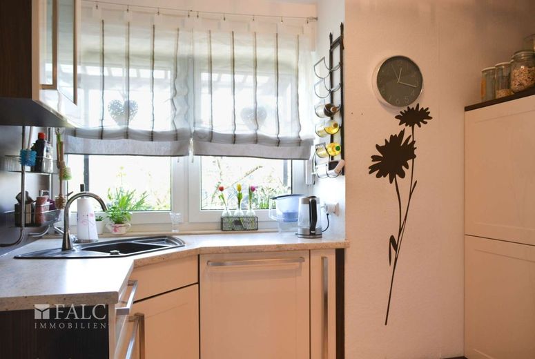 Familienfreundliche Doppelhaushälfte mit Garten, Terrasse &amp; Doppelgarage – Küche