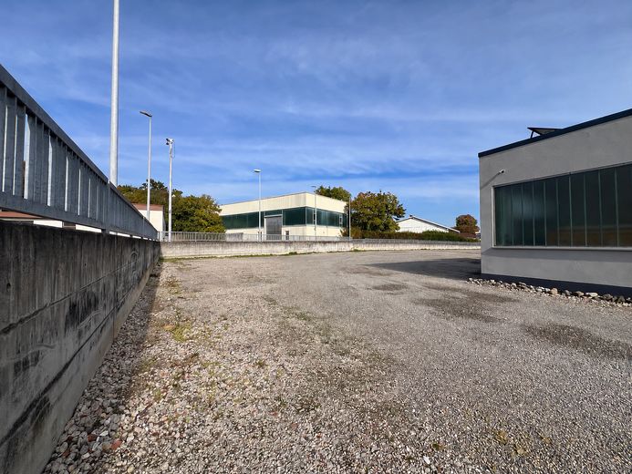 Freifläche geschottert 1500qm (belastbar 40t) & 40qm Büro - PROVISIONSFREI! – Zufahrt links vom Gebäude