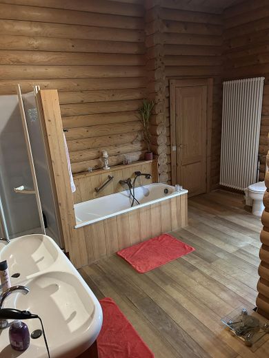 Exklusives Holzblockhaus mit Gästehaus und 8.000qm Grundstück – Haupthaus - Badezimmer