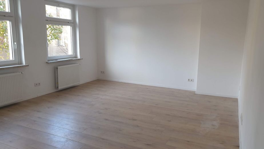 Attraktive, sanierte 75 m² Wohnung (Zweitbezug) mit Tageslichtbad und offener Wohnküche in Köthen – Wohnzimmer