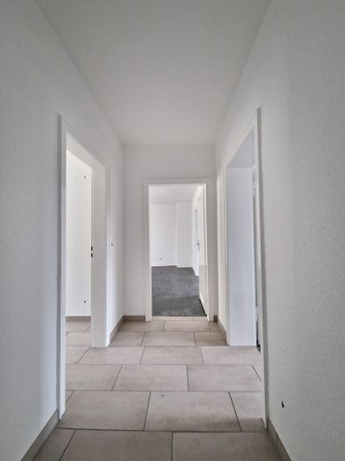 3,5 Raum-Whg. City, 2 Balkone, modernisiert, Bad: Wanne + Dusche + Fenster – Eingangsflur