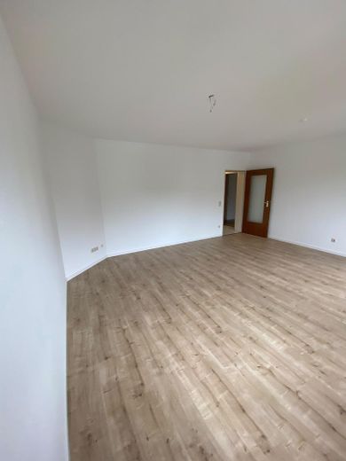 Mönchengladbach-Giesenkirchen: 3-pokojowe mieszkanie z loggią do wynajęcia – Wohnzimmer