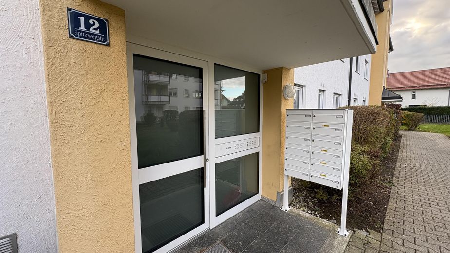 Hauseingang - Neu saniert