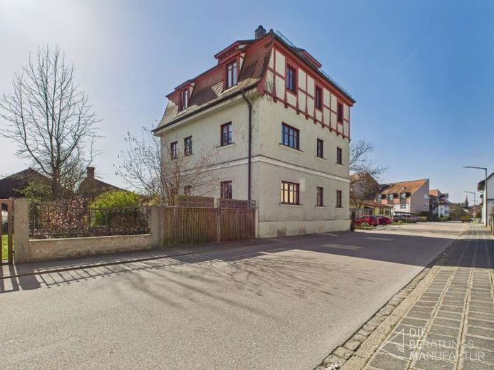 Attraktives Zweifamilienhaus mit großem Grundstück in begehrter Wohnlage von Roth – Foto 1