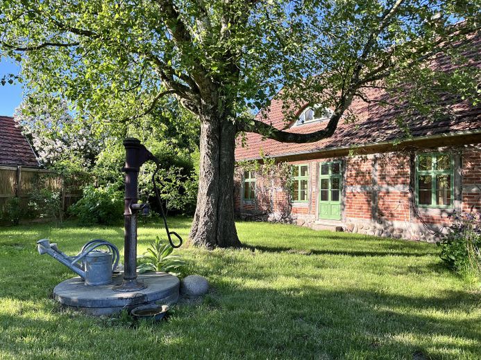 21 Hektar Paradies – Häuser, edle Nebengebäude, Acker, Wiesen, Wald und Wasser – Foto 3