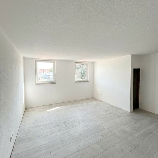 Stylishly renovated 2.5-room apartment on the upper floor – other apartments available | KfW-55-EE – Wohn-/Esszimmer mit Küchenzeil