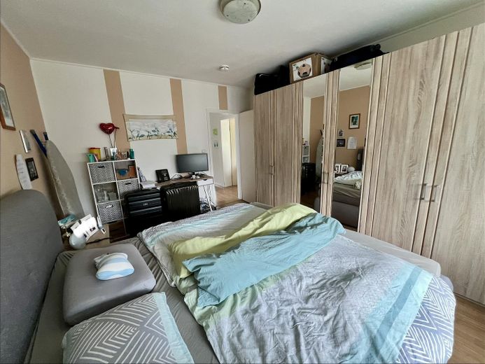 Geräumige 4-Zimmer-Wohnung mit Balkon in gepflegtem Mehrfamilienhaus – Schlafzimmer
