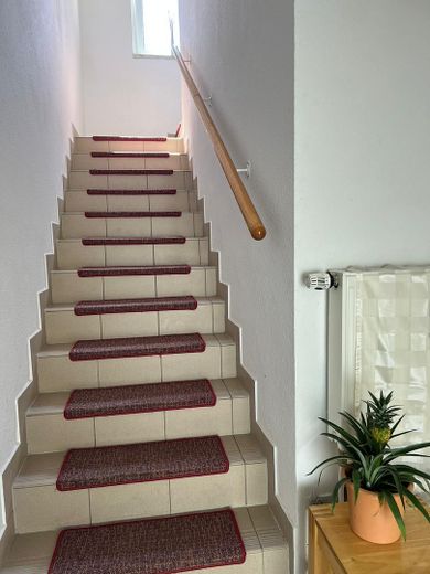 Wohn- und Geschäftshaus, top renovierte Wohnung sofort frei! Eigenutzung oder Kapitalanlage – Treppenaufgang