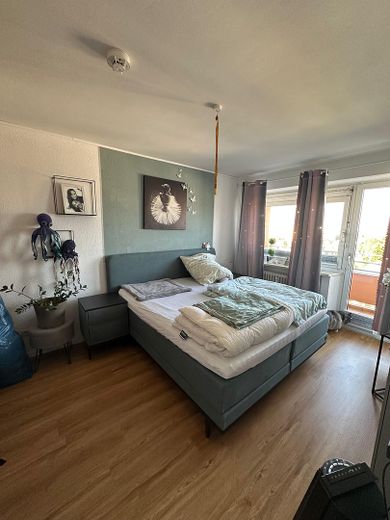 Appartamento soleggiato di 2,5 locali a Germering + box auto sotterraneo – Schlafzimmer mit Balkon
