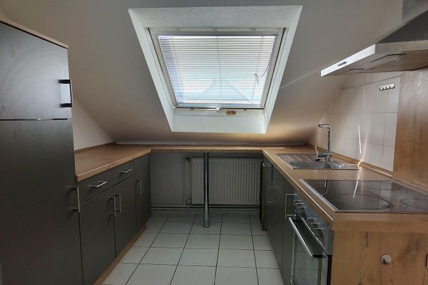 Appartement mansardé central de 3 pièces (env. 83 m²) avec climatisation et emplacement de stationnement