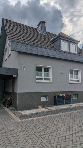 OHNE MAKLER! Freistehendes EFH auf 1.416 m² – seltenes Grundstück in zentraler Lage von Hennef – Einfahrt