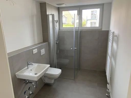 Elegante vivienda de obra nueva con jardín propio a las afueras de Berlín – Duschbad