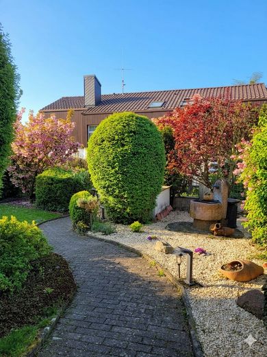 Casa familiare ammodernata con possibilità di appartamento separato, impianto fotovoltaico, riscaldamento a pavimento e classe di efficienza energetica B – Garten_Eingang