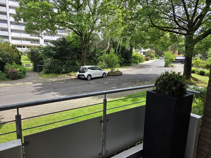 Komisyonsuz: Alt-Erkrath'ta önü açık tarla manzaralı, tamamen yenilenmiş 3 odalı huzur yuvası – Loggia