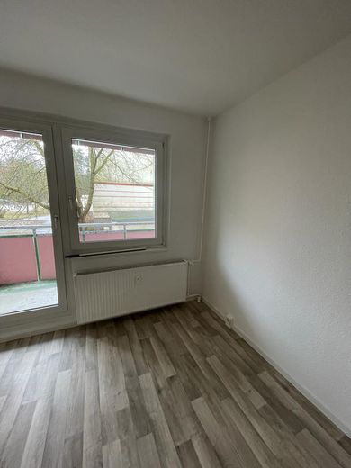 Frisch renovierte und helle 3-Zi. Whg. mit Balkon in Walddrehna – Wohnzimmer