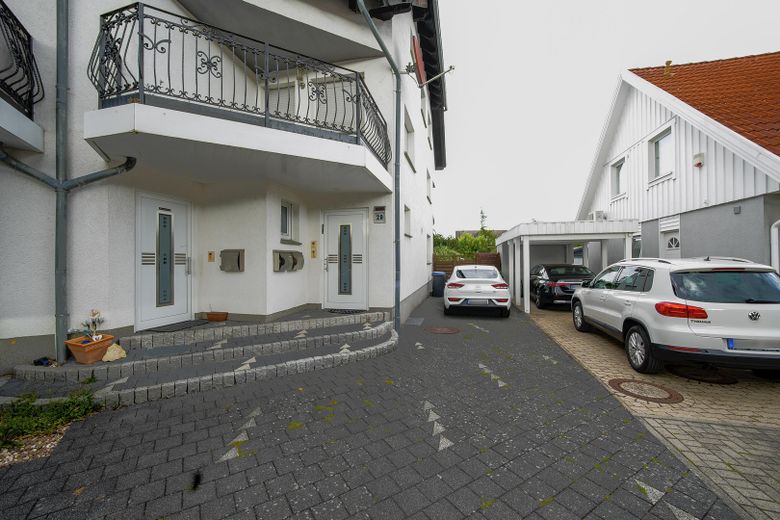 Außergewöhnliche 2-Zimmer-Dachgeschosswohnung mit Kamin, Vollbad, Balkon & ausgebautem Dachboden – Hauseingang