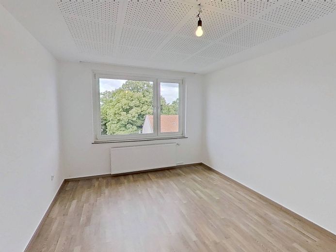 Appartement moderne de 3 pièces avec salle de bains éclairée par la lumière du jour à Bielefeld-Mitte – Ansicht I: Schlafzimmer I
