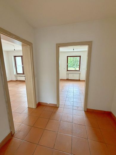 Wolne od zaraz i bez prowizji: przestronne 2-pokojowe mieszkanie z loggią od południowego zachodu i miejscem postojowym – Flur, Blick Wohnzimmer/Küche
