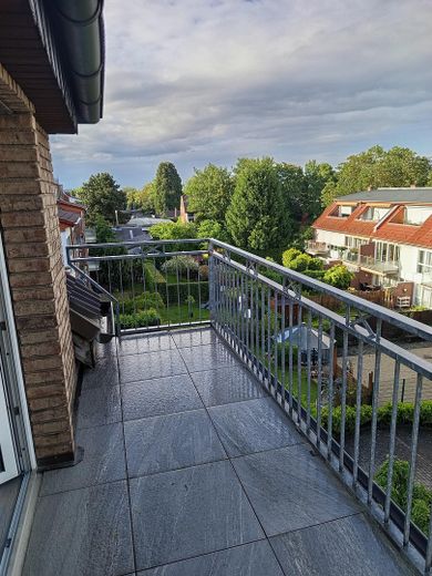 Lichtdurchflutete Eigentumswohnung mit großem Balkon in zentraler Lage von Frechen – Teil des großen Balkons