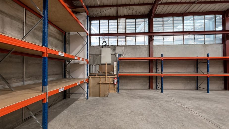 Nave de almacén y logística – 500 hasta 2.000 m² de superficie de almacenamiento con estanterías para palés y rampas de carga – Foto 5