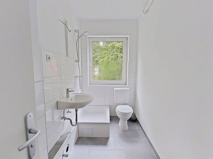 **Herbstliche Ersparnis: 1 NKM FREI** Modern und gemütlich: Schicke 3-Zimmer-Wohnung mit Tageslichtbad – Ansicht I: Bad