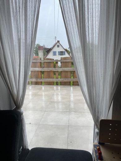 5 1/2 Zimmer Wohnung in ruhig gelegenem Zweifamilienwohnhaus mit sonnigem Garten – Blick auf Terrasse