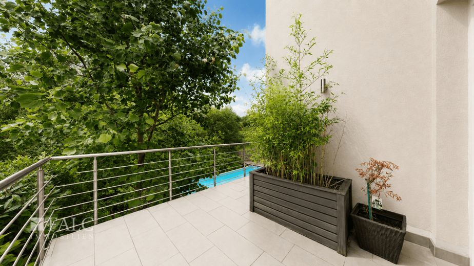 Liebhaberobjekt mit unverbaubarem Naturblick - Architektenhaus mit Pool + Sauna Wohnen mit Ausblick – Balkon