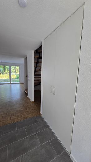 Derede yaşamak - bahçeli ve yeşilliğe bakan aile için modern yeni yapım sıra evi – Blick aus Flur in Wohnraum
