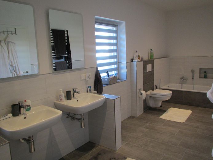 Ексклюзивний якісний напівбудинок – Badezimmer OG mit Badewanne