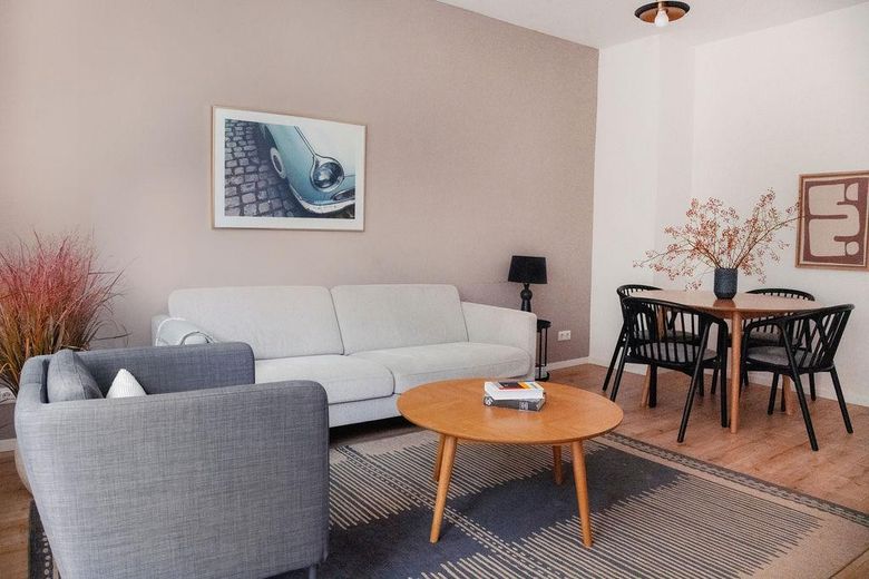 ¡Sin comisión! Tu hogar en Charlottenburg: luminoso apartamento de 3 habitaciones con balcón, cocina equipada y ascensor – Wohnzimmer