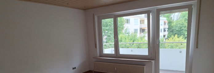 Wohnzimmer mit Balkon