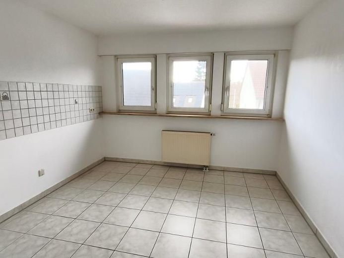 3 Zi. Wohnung (Nr. 6) im DG (2. OG) mit Balkon und Garage – Küche Bild 1