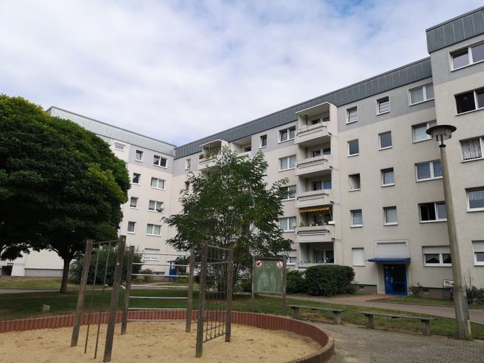 Familienglück im Hochparterre – Spielplatz vor der Tür – Foto 1
