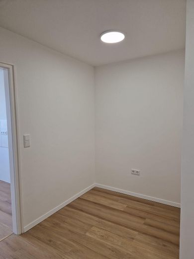 PROVISIONSFREI | Frisch renovierte 2-Zimmer-Wohnung | FREI – Flur