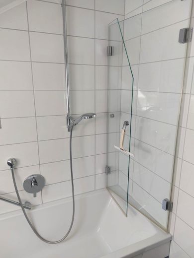 Wunderschöne Dachgeschosswohnung mit viel Platz im Herzen von Ruhstorf – Duschbad