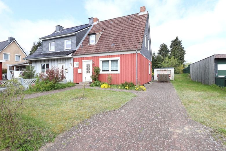 Holzhaus mit Geschichte und viel Potenzial in ruhiger Wohnlage von Bordesholm – Frontansicht