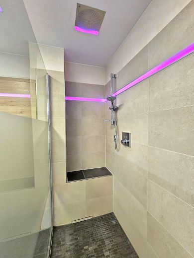 Moderne 3,5 Zimmer EG Wohnung 155 m² Wohnfläche + 190 m² Nutzfläche mit Balkonen & Terrasse & Garten – Rainshower Dusche