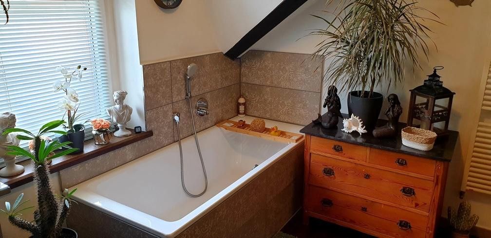 Badezimmer mit Badewanne