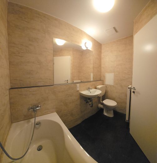 Berlin-Weißensee'de hemen taşınılabilir yenilenmiş daire 2 oda / 67 m2 – Bad Foto 2