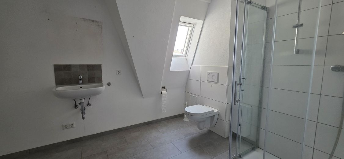Ampio appartamento mansardato di 4 locali a Pforzheim-Brötzingen, circa 110 m², edificio residenziale plurifamiliare ristrutturato – Badezimmer mit Dusche
