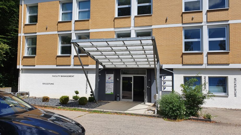 Top Büroflächen mit vielen Möglichkeiten, EUR 15,- bis 17,- pro qm warm – Eingang