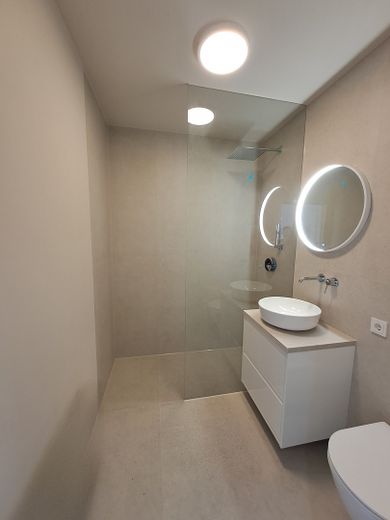 Elegantes LUXUS 1,5 Zimmer Apartment hochwert. kpl. saniert, Parkett, Vollküche, möbl,.Traumausblick – elegantes neues Duschbad