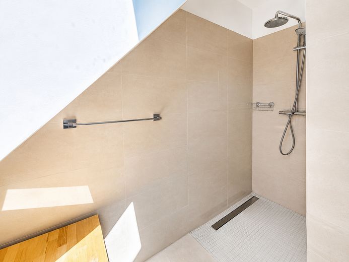 شقة بنتهاوس حصرية بمساحة 136 م² مع تراس شمسي كبير، وتكييف وتجهيزات عالية الجودة – Dusche
